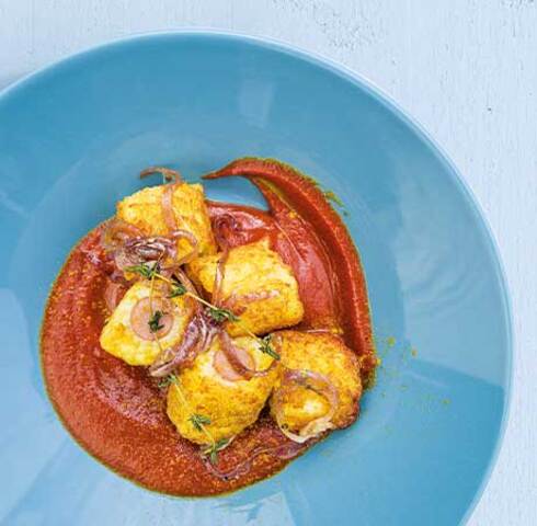 Rösti hot dog as a curried sausage with caramelised red onions Image