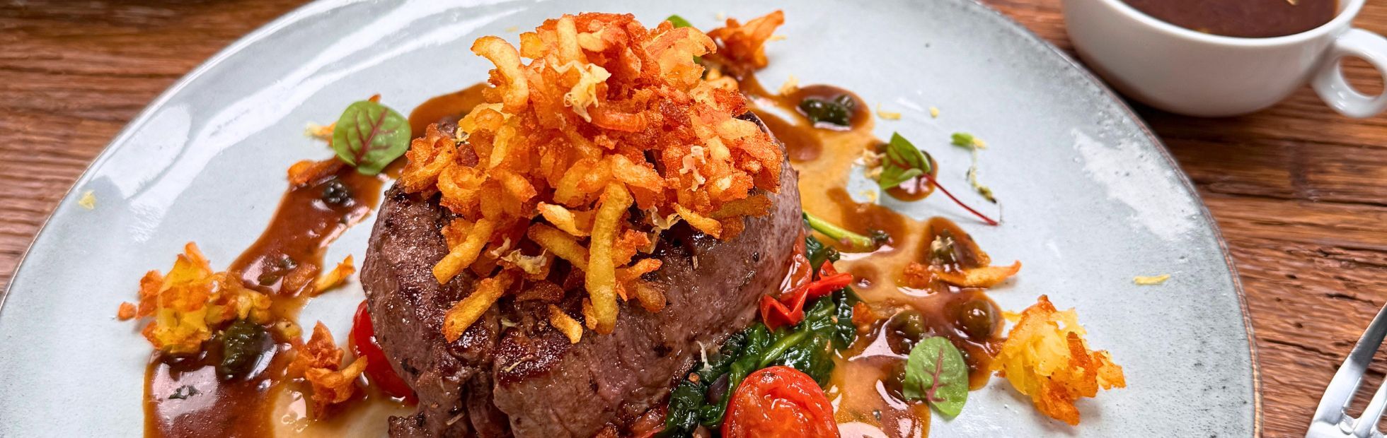 Rösticrunch su filetto di manzo con spinaci novelli, pomodori e salsa al limone e pepe