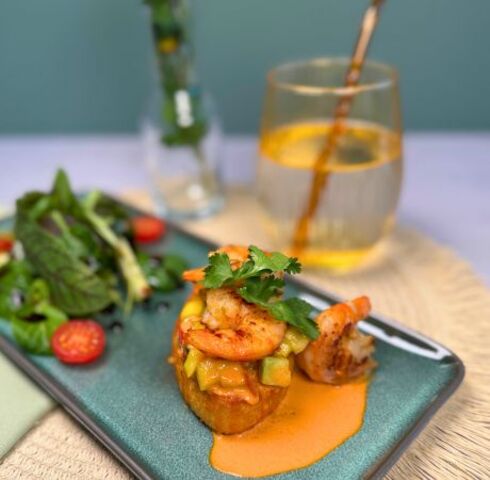 Barchette di rösti ripiene di insalata, mango e peperoncino, gamberi arrostiti e insalata asiatica Image