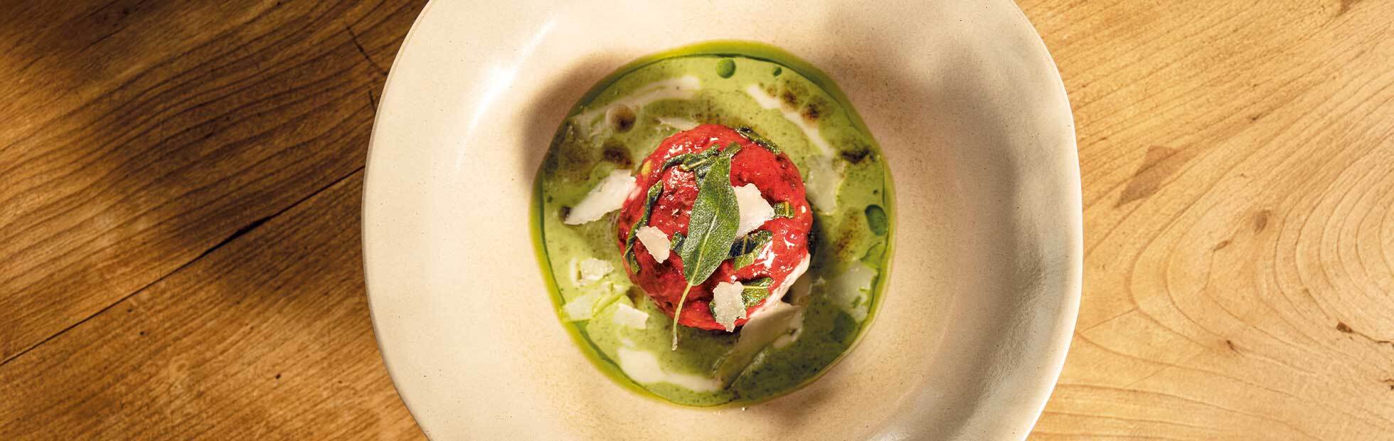 Rote-Bete-Rösti-Knödel in Salbeicreme und Parmesan