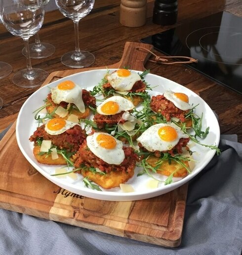 11er Knapperige Rösti | met biefstuk tartaar, parmezaanse kaas en kwarteleitjes Image