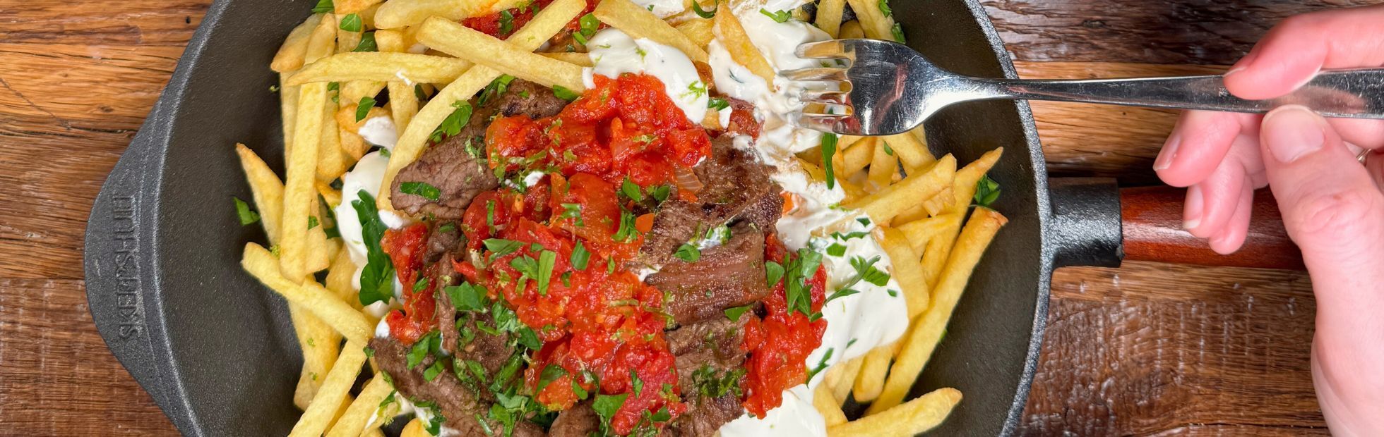 Unsere Besten 11er con straccetti di manzo arrosto, salsa di pomodoro e salsa allo yogurt