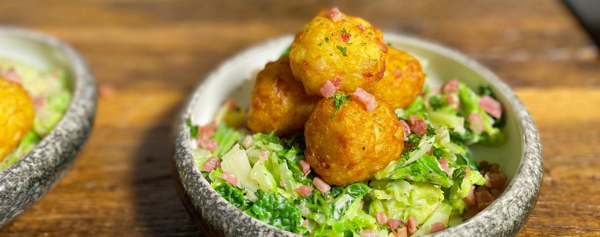 Knusprige 11er Rösti-Bergkäse Schmankerl auf Rahmwirsing