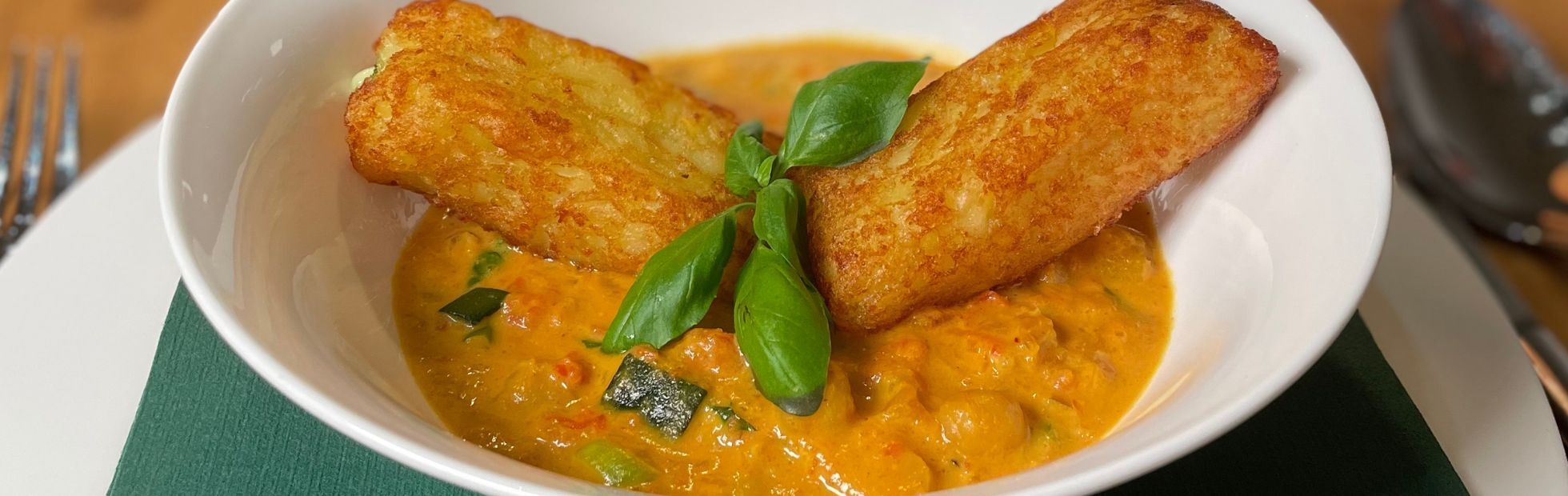 11er Spinat Mozzarella Täschle auf Kürbis-Kichererbsen-Curry