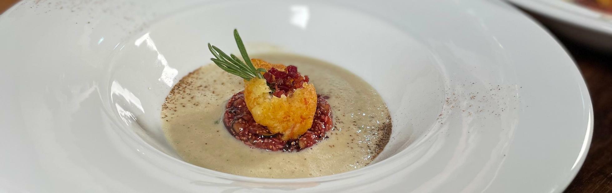 11er Rösti Bergkäse Snack auf Feigentartar mit Maroni-Rosmarin-Creme-Suppe