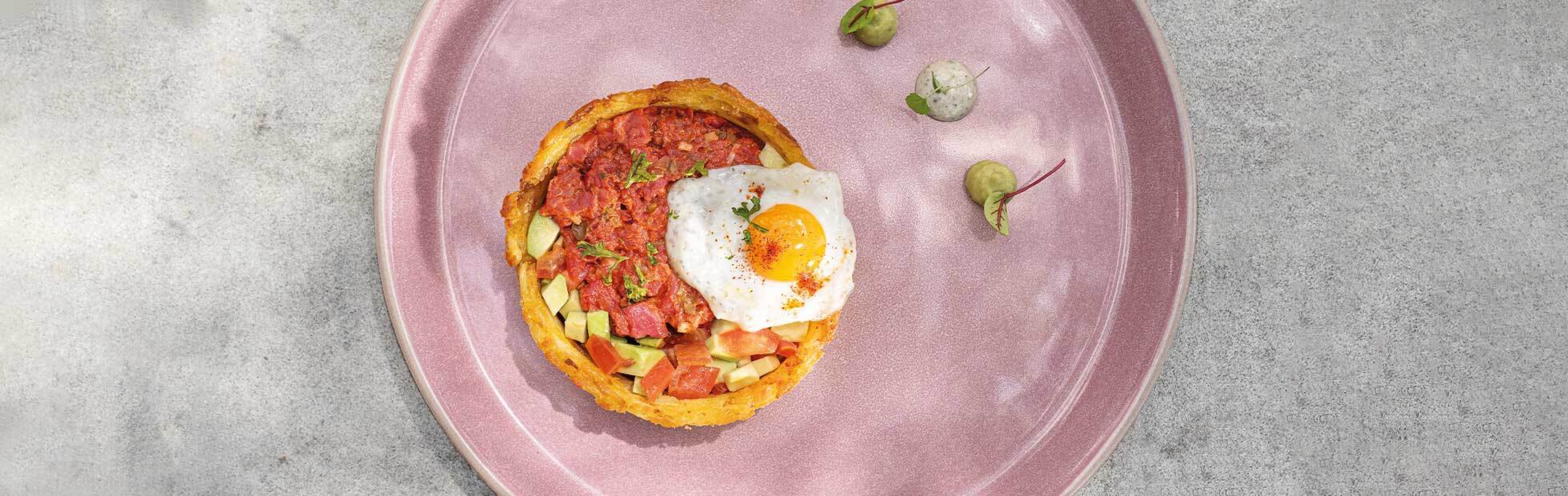 Beef tatar in a crispy Rösti ring with quail egg