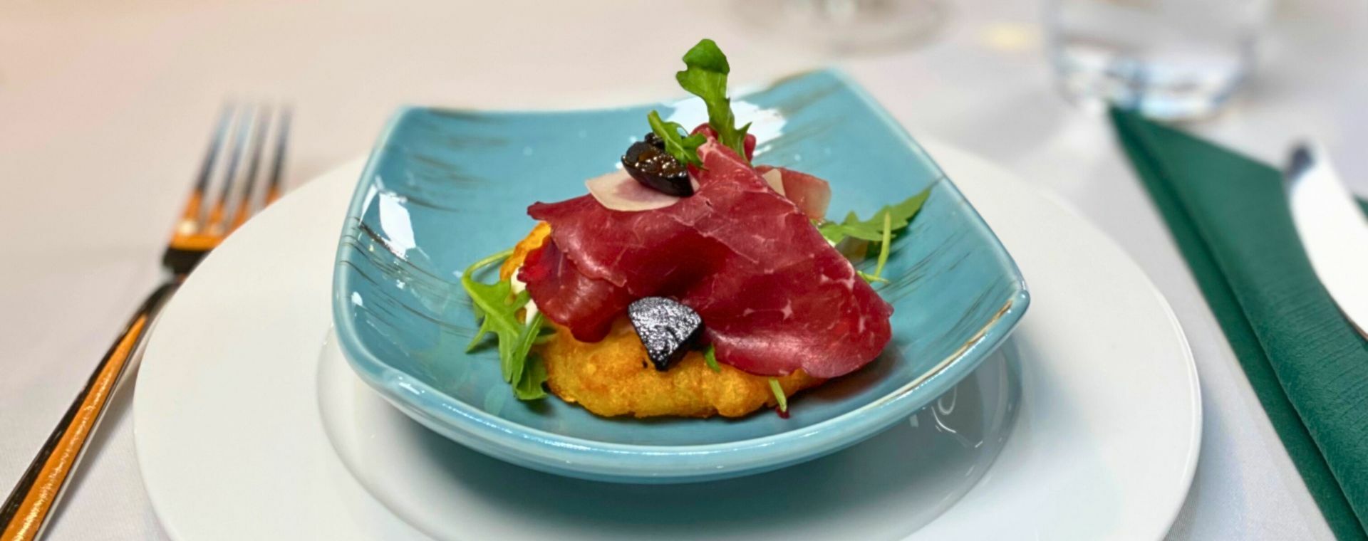 11er Knusper Rösti, natur mit Bresaola und Sour Cream