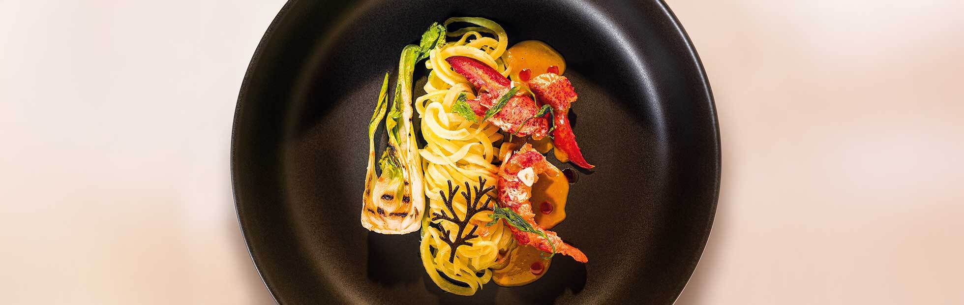 Kartoffel-Tagliatelle mit Paprika-Hummer, Sepia-Algen und Pak Choi