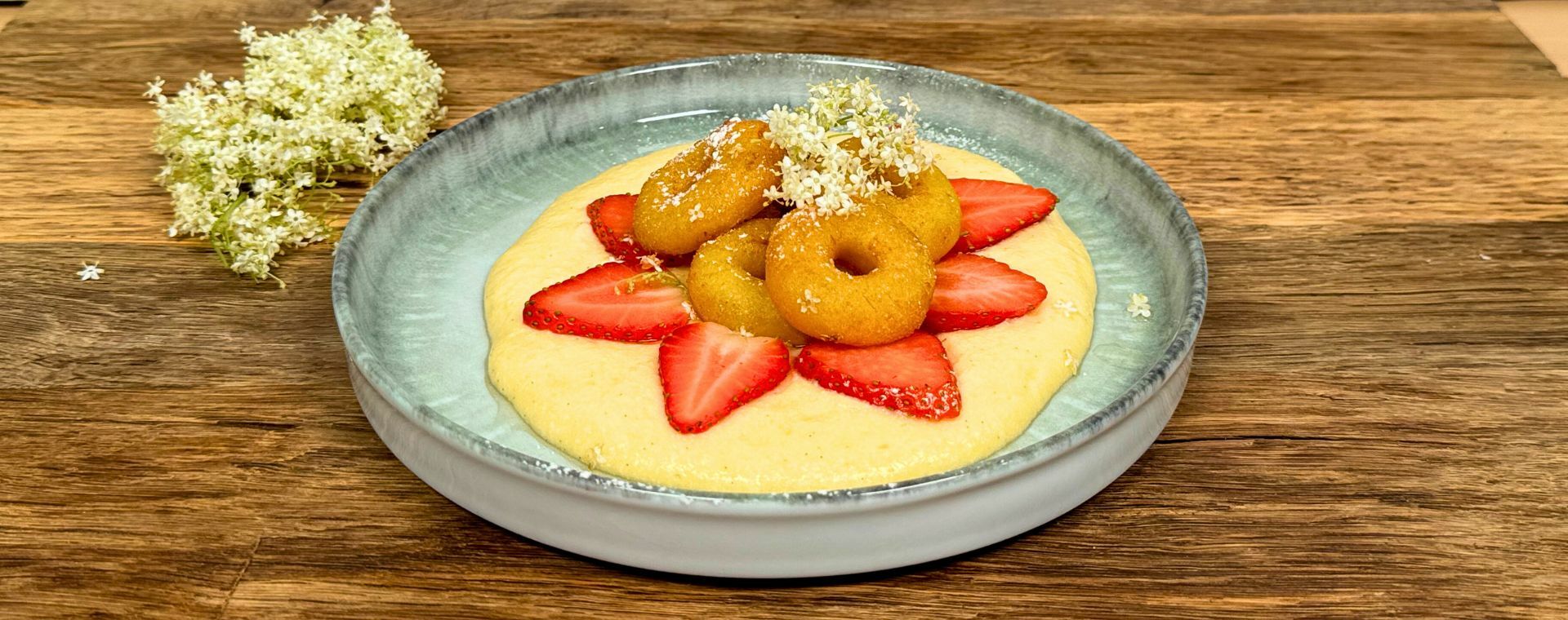 11er Mini-Donuts mit Holunderblütensirup auf Vanillecreme