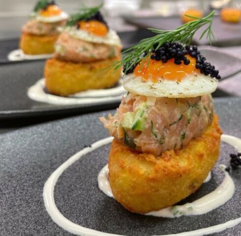 11er Mini-Rösti Schiffchen mit Lachstatar, Wachtelei und Kaviar Image