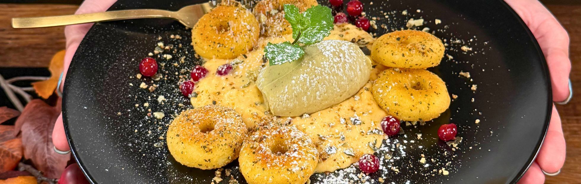 Ciambelline di patate 11er in crema di zucca con gelato alla vaniglia e olio di semi di zucca e semi di zucca caramellati