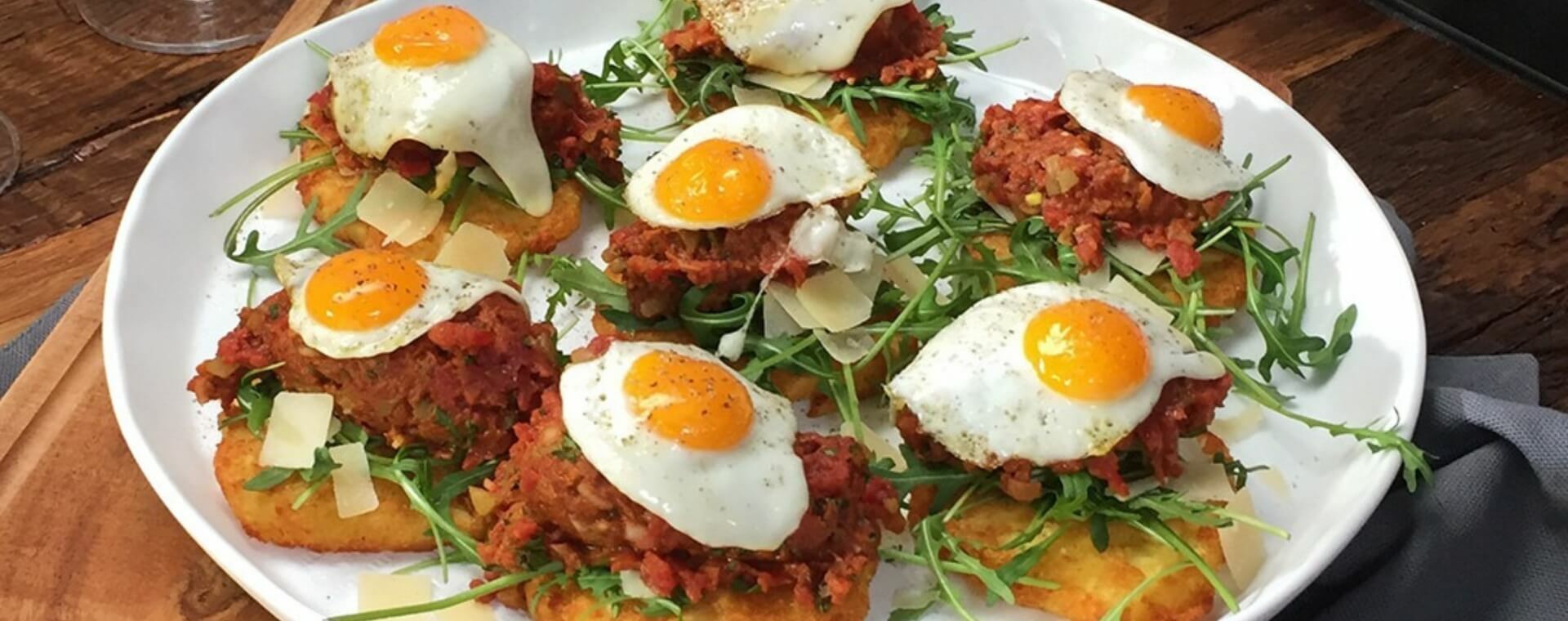 11er Crispy Rösti | with beef tatar, Parmesan and quails’ eggs