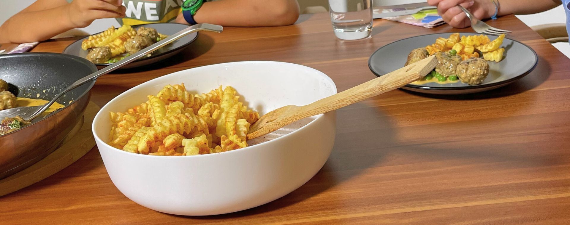 11 Minuten Pommes mit Hackbällchen und Erbsen