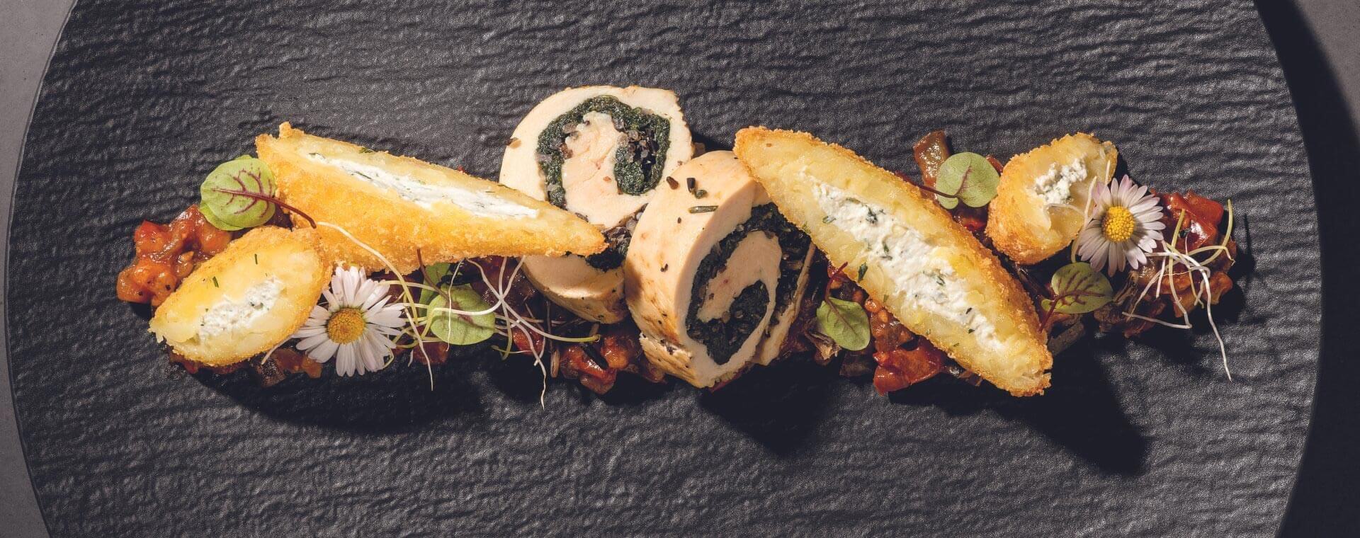 11er Frischkäse Taschen |&nbsp;in knuspriger Rösti-Hülle mit gefüllter Hühnerbrust-Roulade auf Ratatouille