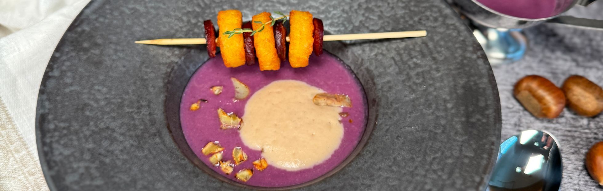 11er Mini Rösti-Hirschwurst-Spieß mit Rotkrautsuppe und Maroni-Espuma