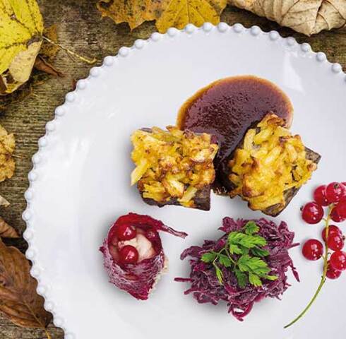 Hertenfilet in Rösti-korst met Rodekool en Kastanjeroom Image