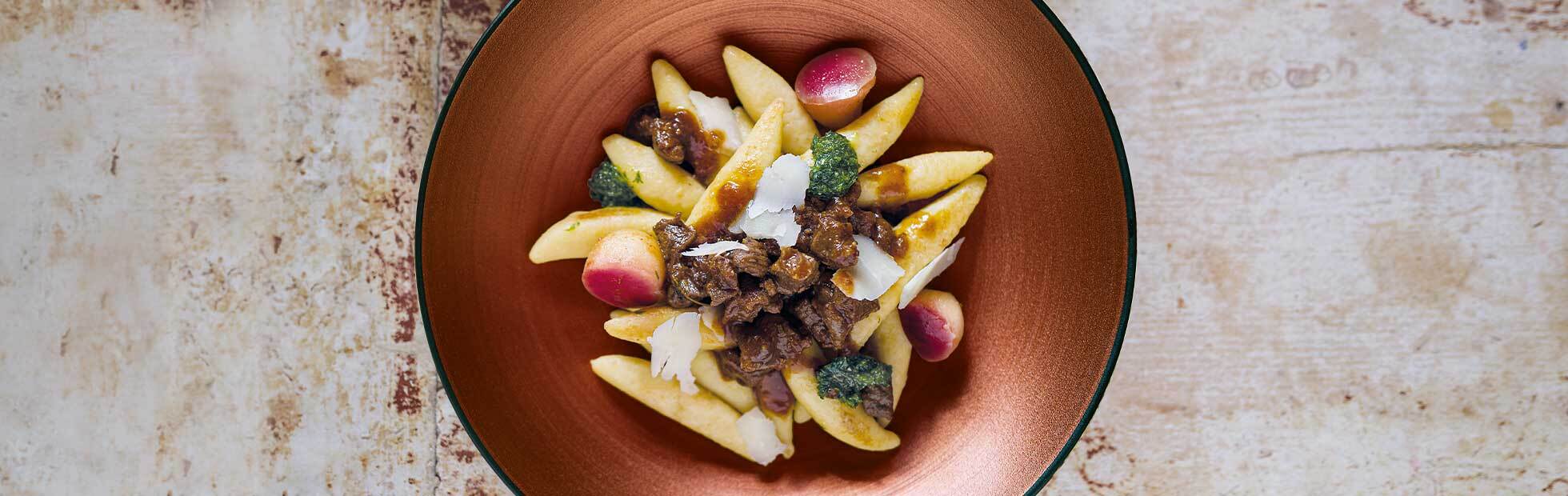 Schupfnudeln in Lamm-Honig-Ragout mit Salsa verde und Pecorino