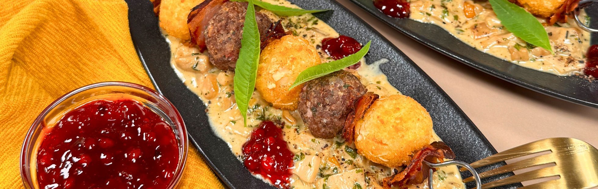 Crocchette gourmet alle mandorle 11er con polpettine di cervo allo spiedo su ragù di funghi
