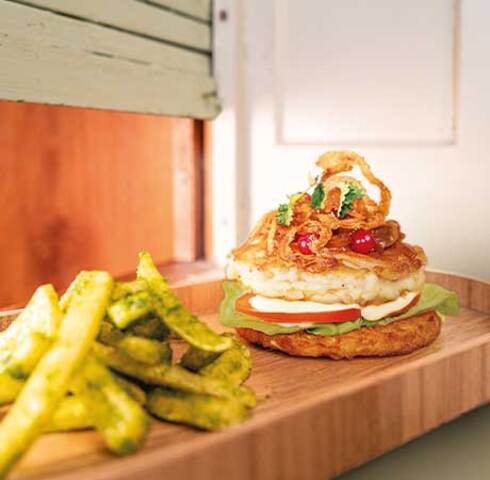 Rösti and cheese spaetzle burger with balsamico-mustard mayonnaise and wild garlic French fries Image