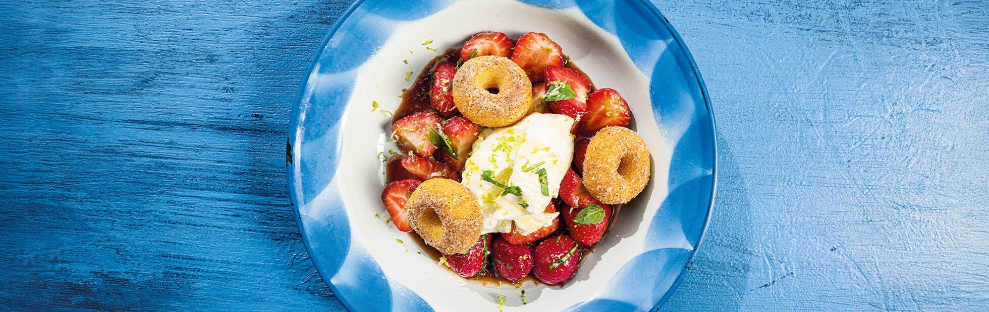 Kartoffel-Donuts im Tonkabohnen-Zucker auf Balsamico- Erdbeeren mit Mascarponecreme