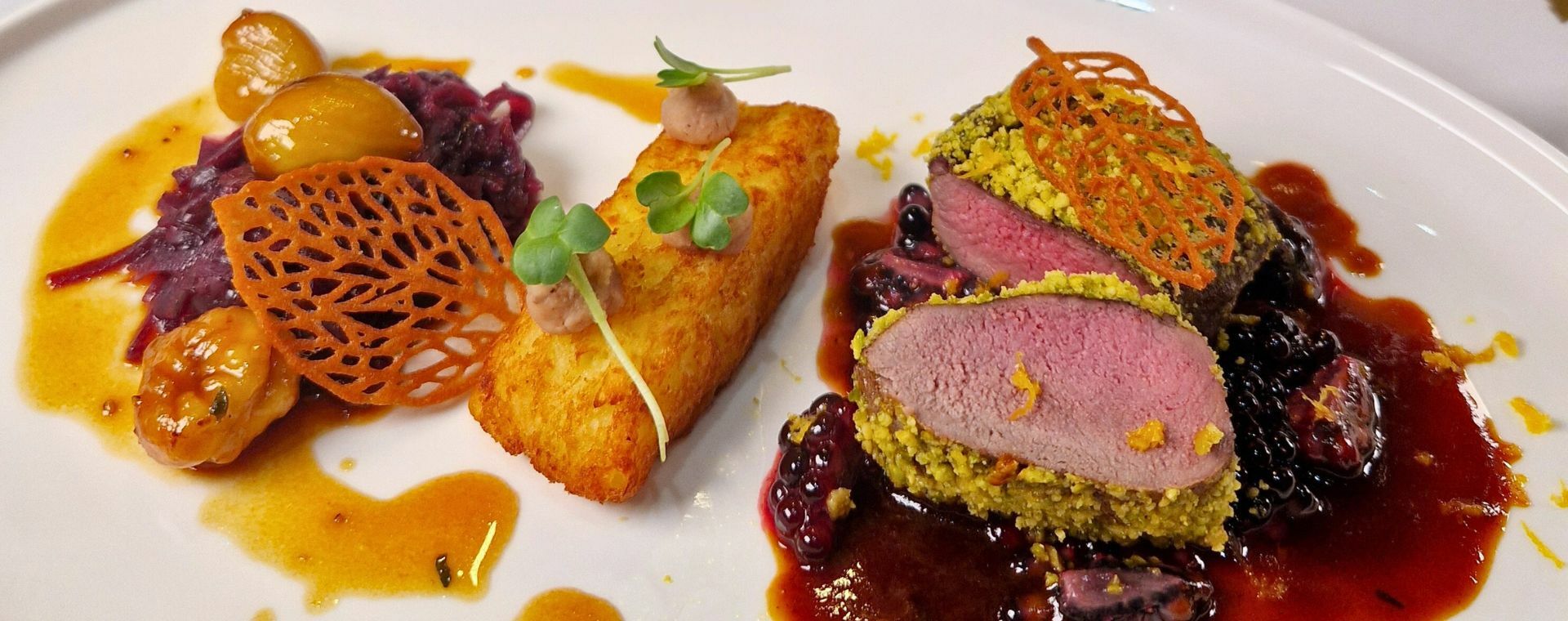 11er Frischkäse Taschen mit Maroni-Püree und Rehfilet in Pistazien-Brösel