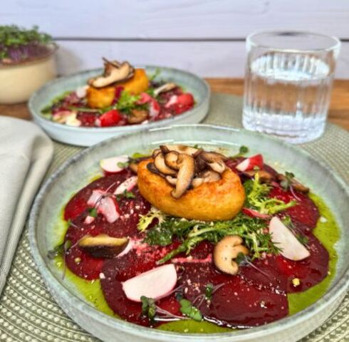 11er Mini Rösti Schiffchen gefüllt mit Shiitake-Pilzen auf Rote Bete Carpaccio und Soja-Meerrettich-Creme Image