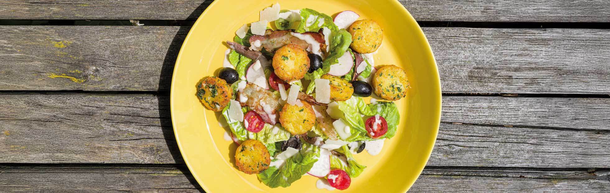 Caesar-Salat mit knusprigen Knoblauch-Röstinchen und gebratenem Speck