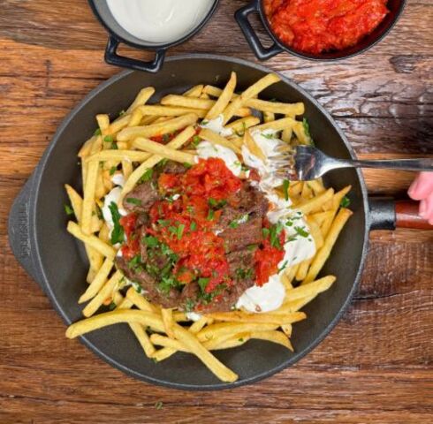 Unsere Besten 11er con straccetti di manzo arrosto, salsa di pomodoro e salsa allo yogurt Image