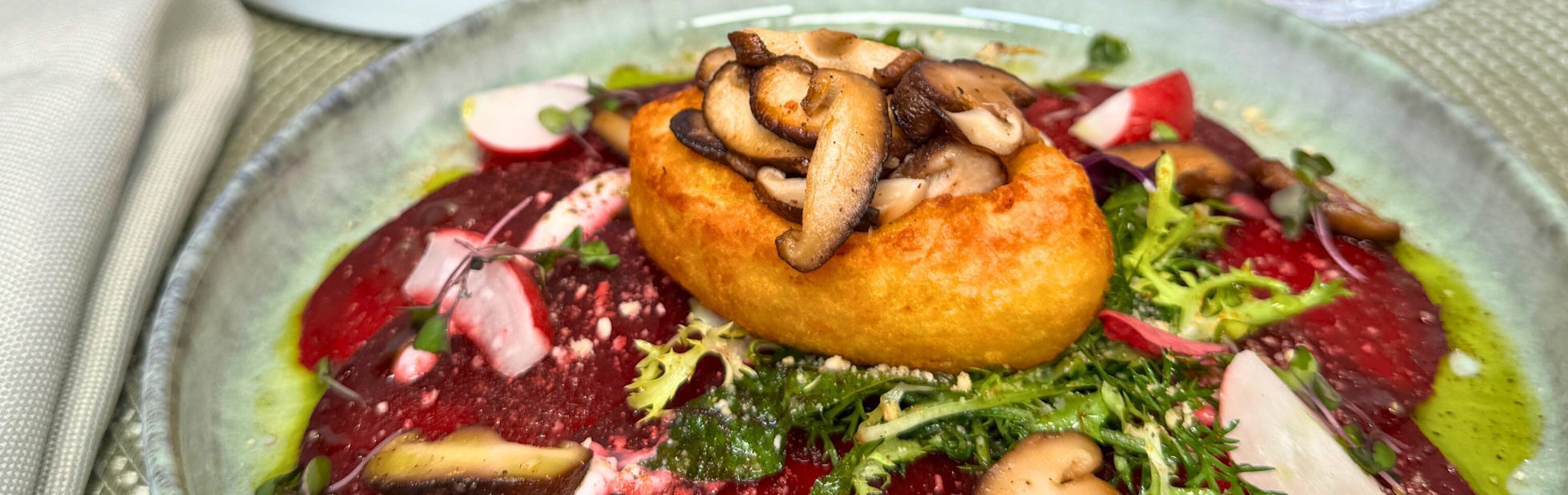 11er Mini Rösti Schiffchen gefüllt mit Shiitake-Pilzen auf Rote Bete Carpaccio und Soja-Meerrettich-Creme