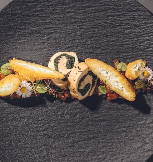 11er Frischkäse Taschen |&nbsp;in knuspriger Rösti-Hülle mit gefüllter Hühnerbrust-Roulade auf Ratatouille Image