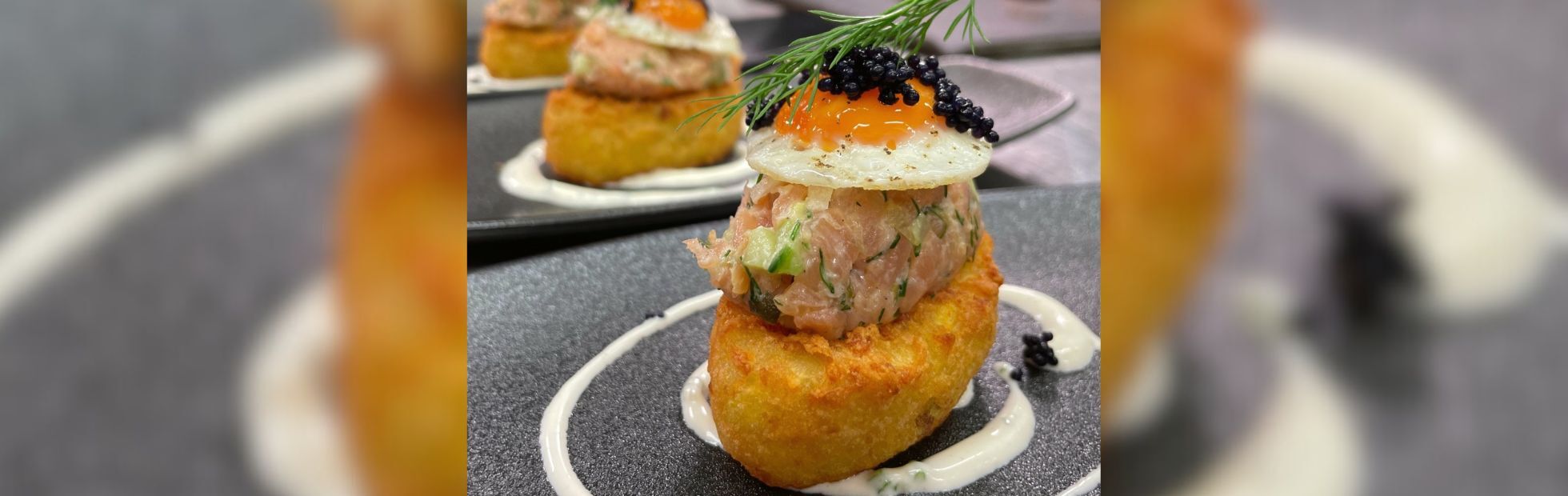 11er Mini-Rösti Schiffchen mit Lachstatar, Wachtelei und Kaviar