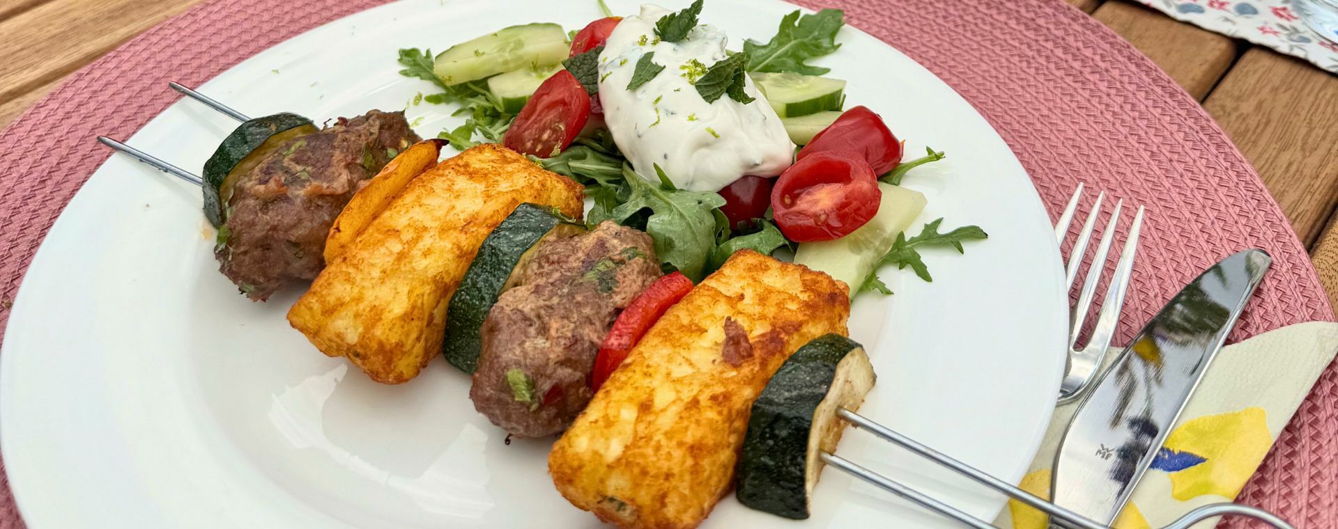 Köfte-Spieß mit 11er Frischkäse Taschen und Gemüse