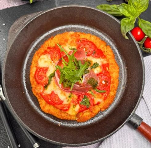 11er Pfannen Rösti Pizza mit Tomaten, Mozzarella und Schinkenspeck Image