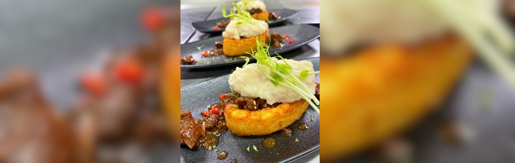 11er Mini Rösti Schiffchen mit asiatisch gewürztem Wildeintopf und Selleriepüree