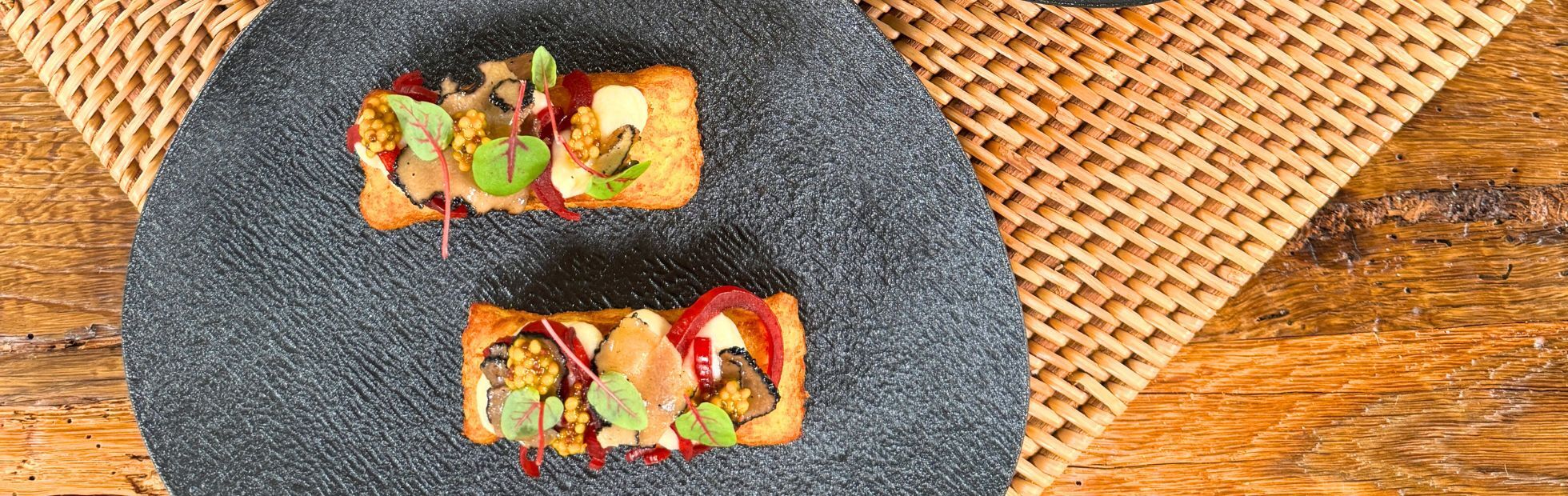 Fagottini croccanti con formaggio alle erbe 11er, guarniti con purè di patate e sedano, tartufo estivo