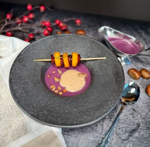 11er Mini Rösti-Hirschwurst-Spieß mit Rotkrautsuppe und Maroni-Espuma Image