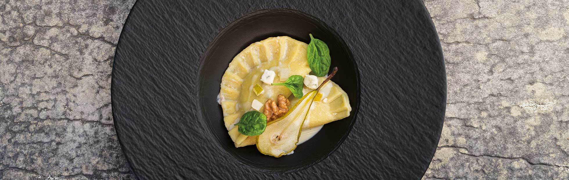 Schlutzkrapfen aus Kartoffelteig mit Spinat-Birnen-Blutwurst-Füllung, Gorgonzolarahm und gebratenen Walnüssen