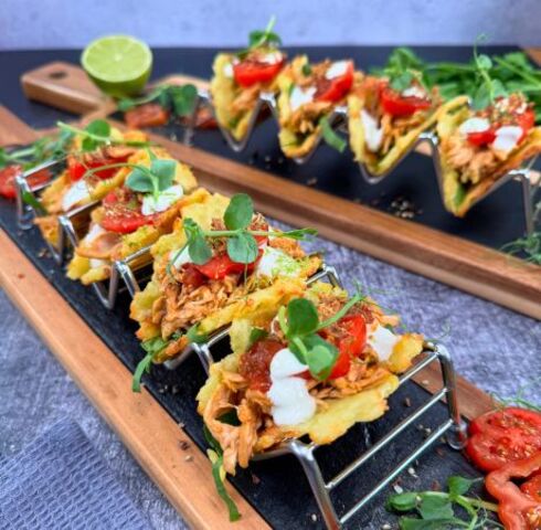 Rösti tacos gratinati con pollo sfilacciato, panna acida e salsa di pomodoro Image