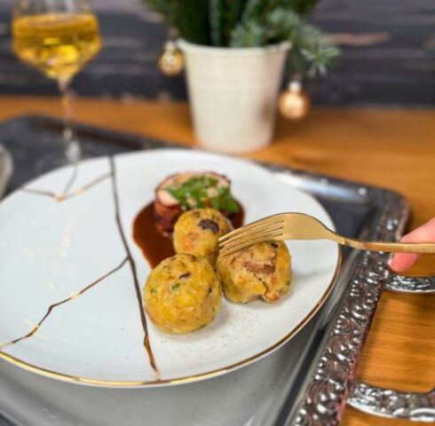 Canederli di Rösti di patate finemente grattugiate 11er ai funghi con rollè di tacchino avvolto nello speck, ripieno di spinaci e noci Image