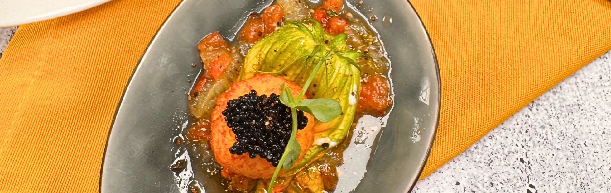 11er Rösti Lachs Snack auf gefüllter Zucchiniblüten und Limetten Tomaten Salsa