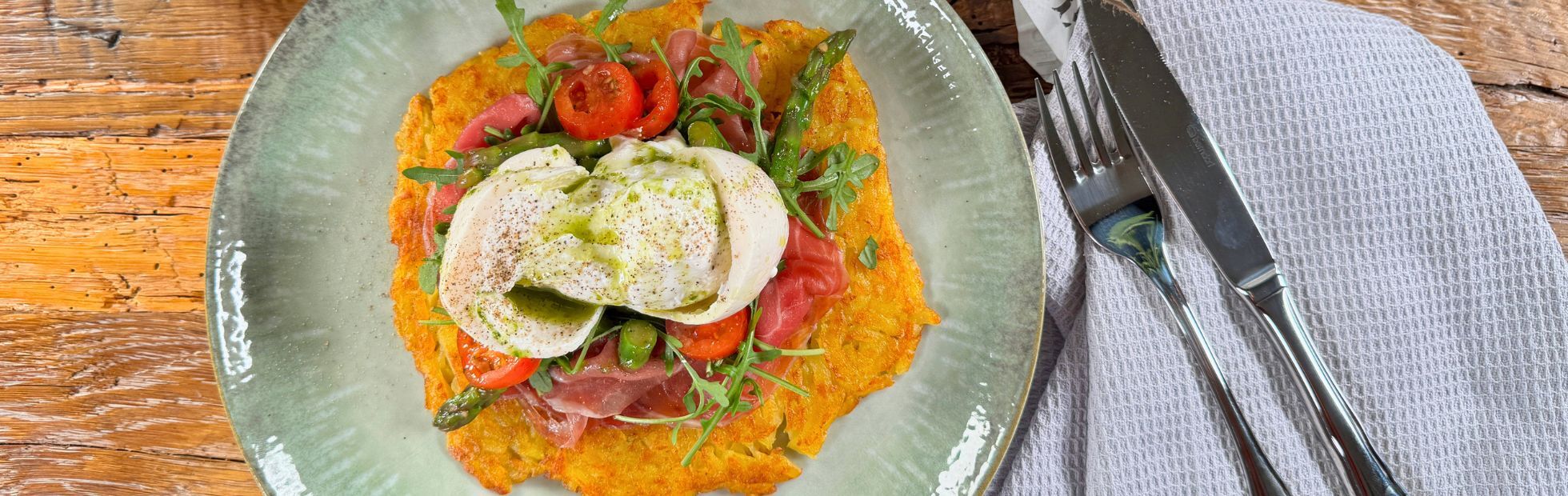11er Rösti delle Alpi con burrata, prosciutto di Parma, rucola e insalata di asparagi