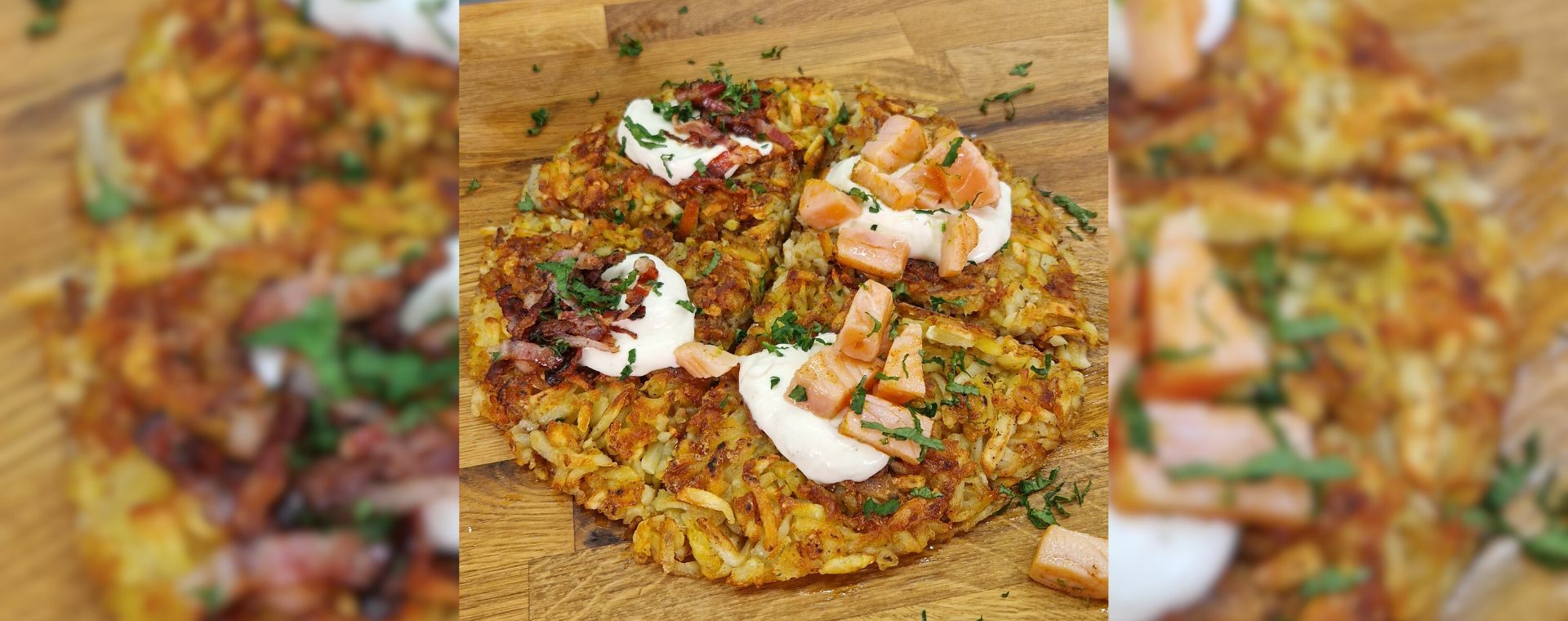 Schweizer Rösti mit Lachs und Speck belegt