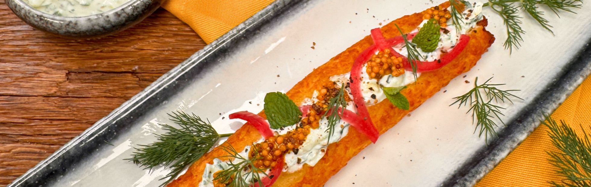 Rösti Hot Dog 11er con Tzatziki, cipolle rosse marinate e semi di senape