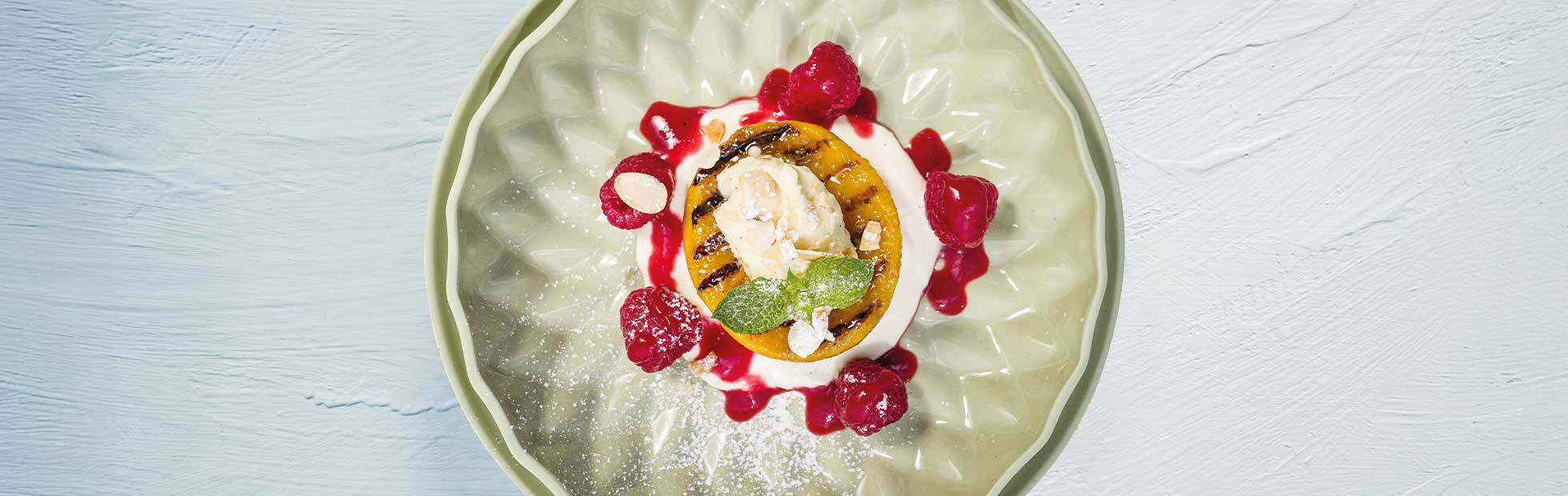 Kartoffel-Mandel-Eis mit gegrilltem Pfirsich Melba und Crème fraîche