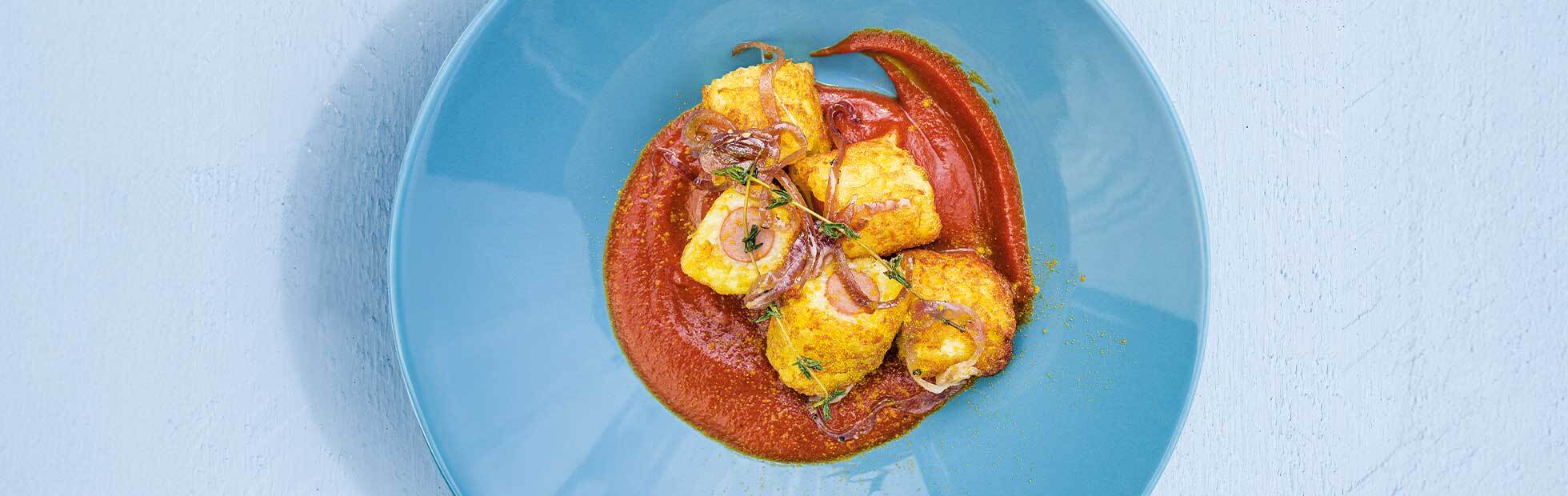 Rösti - Hot-Dog als Currywurst mit karamellisierten roten Zwiebeln