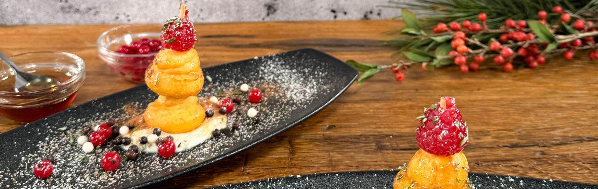 Ciambelline di patate 11er e crema di ricotta su uno spiedino, fritte con cannella