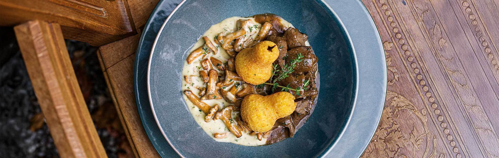 Pommes Williams auf Eierschwammerl und Kalbsleber