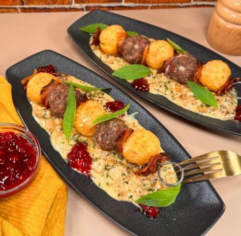 Crocchette gourmet alle mandorle 11er con polpettine di cervo allo spiedo su ragù di funghi Image