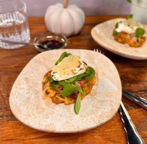 Rösti ai semi di zucca 11er con mozzarella di buffala su insalatina di campo e perle di mela Image