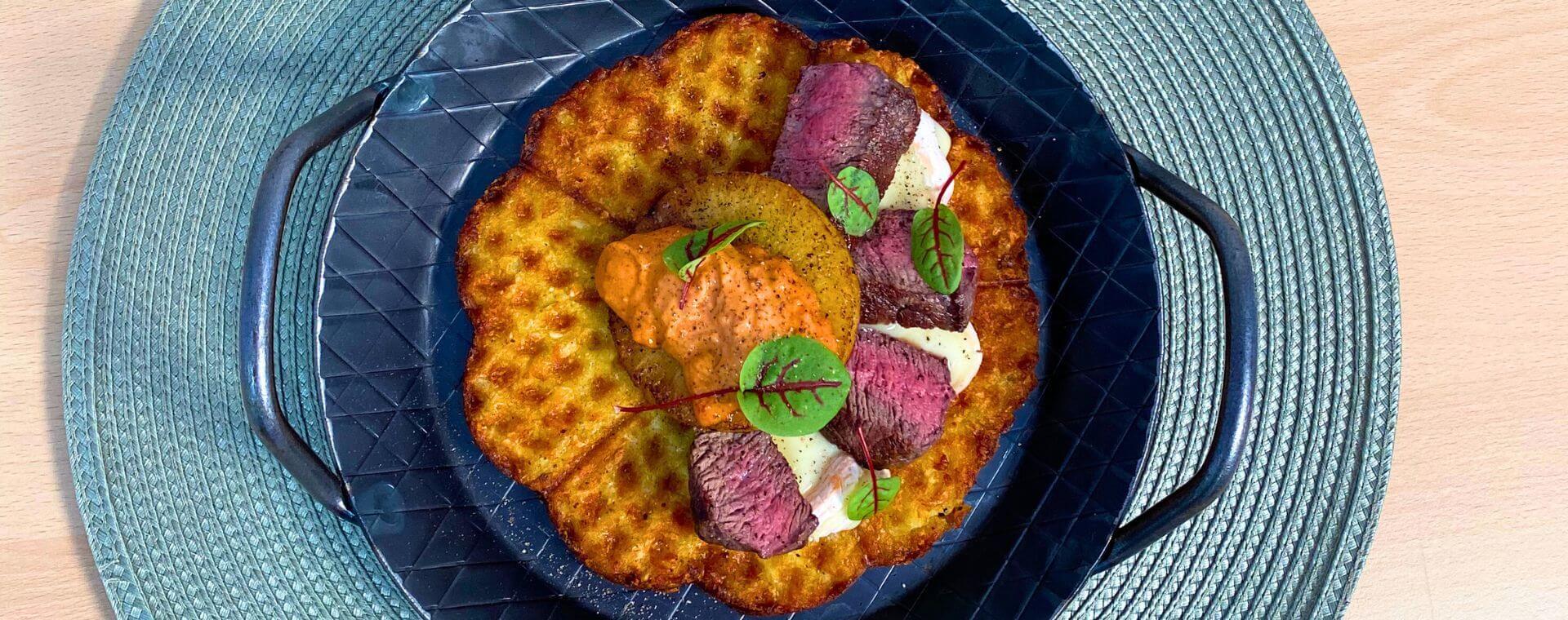 11er Pfannenrösti als Waffel mit Rinderfilet und Ananas